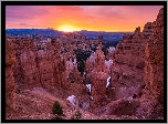 Stany Zjednoczone, Stan Utah, Park Narodowy Bryce Canyon, Skały, Roślinność, Wschód słońca