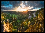 Góry, Sulowskie Wierchy, Skały, Dolina, Domy, Las, Drzewa, Promienie słońca, Chmury, Słowacja