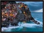 Włochy, Prowincja La Spezia, Region Liguria, Gmina Riomaggiore, Miejscowość Manarola, Morze Liguryjskie, Kolorowe, Domy, Światła, Skały, Zatoczka, Chmury