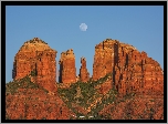 Księżyc, Wschód słońca, Czerwone, Skały, Krzewy, Cathedral Rocks, Sedona, Arizona, Stany Zjednoczone