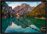 Włochy, Południowy Tyrol, Jezioro, Pragser Wildsee, Lago di Braies, Góry, Dolomity, Łódki, Pomost, Lasy