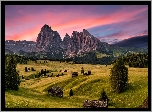 Dolomity, Góry, Sassolungo, Płaskowyż, Seiser Alm, Dolina, Val Gardena, Drzewa, Zachód słońca, Chmury, Drewniane, Domy, Włochy