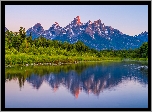 Stany Zjednoczone, Stan Wyoming, Park Narodowy Grand Teton, Góry, Rzeka Snake, Odbicie, Drzewa, Trawa