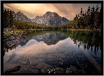 Góry, Szczyt Mount Moran, Las, Jezioro String Lake, Park Narodowy Grand Teton, Stan Wyoming, Stany Zjednoczone