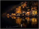 Austria, Miasteczko Hallstatt, Jezioro Hallstättersee, Góry Alpy Salzburskie, Domy, Łabędź