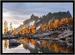 Jesień, Góry Kaskadowe, Jezioro Snow Lake, Rezerwat przyrody, Alpine Lakes Wilderness, Drzewa, Kamienie, Odbicie, Stan Waszyngton, Stany Zjednoczone