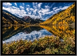 Jezioro Maroon Lake, Zbocza, Góry, Szczyty Maroon Bells, Drzewa, Aspen, Kolorado, Stany Zjednoczone