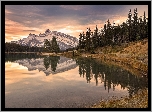 Kanada, Prowincja Alberta, Park Narodowy Banff, Jezioro Two Jack Lake, Góra Mount Rundle