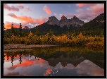 Kanada, Alberta, Kolumbia Brytyjska, Park Narodowy Banff, Kanadyjskie Góry Skaliste, Jezioro, Moraine Lake, Pożółkłe, Drzewa, Jesień, Wschód słońca