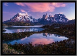 Góry, Śnieg, Jezioro, Roślinność, Niebo, Zachód słońca, Park Narodowy Torres del Paine, Patagonia, Chile