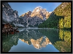 Włochy, Jezioro Pragser Wildsee, Góry, Dolomity, Drzewa, Domki, Odbicie, Łodzie