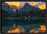 Góry, Canadian Rocky Mountains, Jezioro, Lake OHara, Park Narodowy Yoho, Domy, Las, Drzewa, Niebo, Chmury, Odbicie, Zachód Słońca, Alberta, Kanada