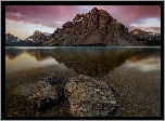 Park Narodowy Banff, Góry, Góra Crowfoot Mountain, Jezioro Bow Lake, Prowincja Alberta, Kanada, Kamienie, Odbicie