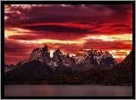 Chile, Patagonia, Park Narodowy Torres del Paine, Cordillera del Paine, Jezioro Lake Pehoé, Zachód Słońca, Góry, Jezioro, Chmury, Zachód słońca