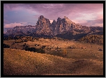 Płaskowyż Seiser Alm, Dolina Val Gardena, Góry Sassolungo, Dolomity,  Wzgórza, Domy, Drzewa, Włochy