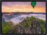 Niemcy, Park Narodowy Saskiej Szwajcarii, Góry Połabskie, Skały, Mgła, Balon, Drzewa