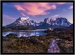 Góry, Ośnieżone, Jezioro, Roślinność, Kładka, Chmury, Park Narodowy Torres del Paine, Patagonia, Chile