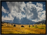 Góry Sassolungo, Dolomity, Płaskowyż Seiser Alm, Dolina Val Gardena, Drzewa, Domy, Łąki, Chmury, Włochy