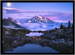 Jezioro, Picture Lake, Drzewa, Góry, Mount Shuksan, Zachód słońca, Mgła, Odbicie, Park Narodowy Północnych Gór Kaskadowych, Stan Waszyngton, Stany Zjednoczone