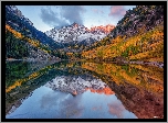 Stany Zjednoczone, Stan Kolorado, Góry Skaliste, Szczyty Maroon Bells, Jezioro Maroon Lake, Jesień, Drzewa, Chmury, Odbicie