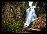 Stany Zjednoczone, Stan Kalifornia, Park Narodowy Lassen Volcanic, Wodospad Kings Creek Falls, Skały, Kamienie, Roślinność