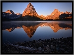 Stany Zjednoczone, Stan Montana, Park Narodowy Glacier, Jezioro Swiftcurrent Lake, Szczyt Grinnell Point, Góry, Jezioro, Kamienie, Odbicie