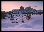 Włochy, Płaskowyż Seiser Alm, Dolina Val Gardena, Dolomity, Góry Sassolungo, Drewniane, Domki, Drzewa, Mgła, Zima