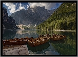 Włochy, Jezioro Pragser Wildsee, Lago di Braies, Góry Dolomity, Pomost, Łódki, Las, Chmury