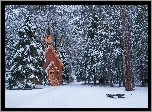 Zima, Drzewa, Kaplica, Kościółek, Ławeczka, Las, Park Narodowy Yosemite, Stan Kalifornia, Stany Zjednoczone